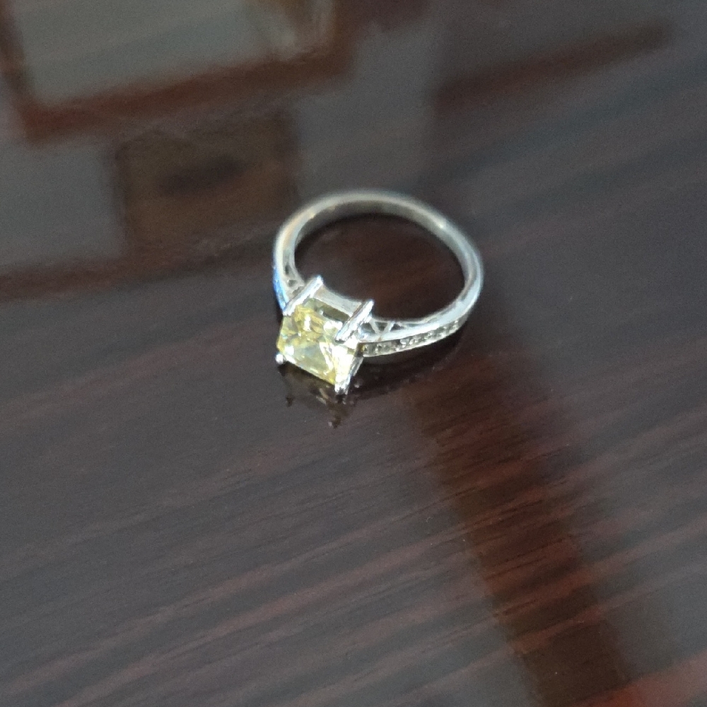 Elegant Silver and Yellow Gemstone Ring